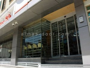 نمونه کار درب اتوماتیک شیشه ای کشویی ساده بانک مسکن ایلام